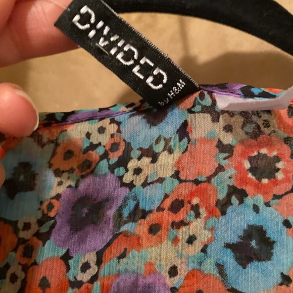 Divided by H&M flowered blouse sheer size 6 - Picture 4 of 6